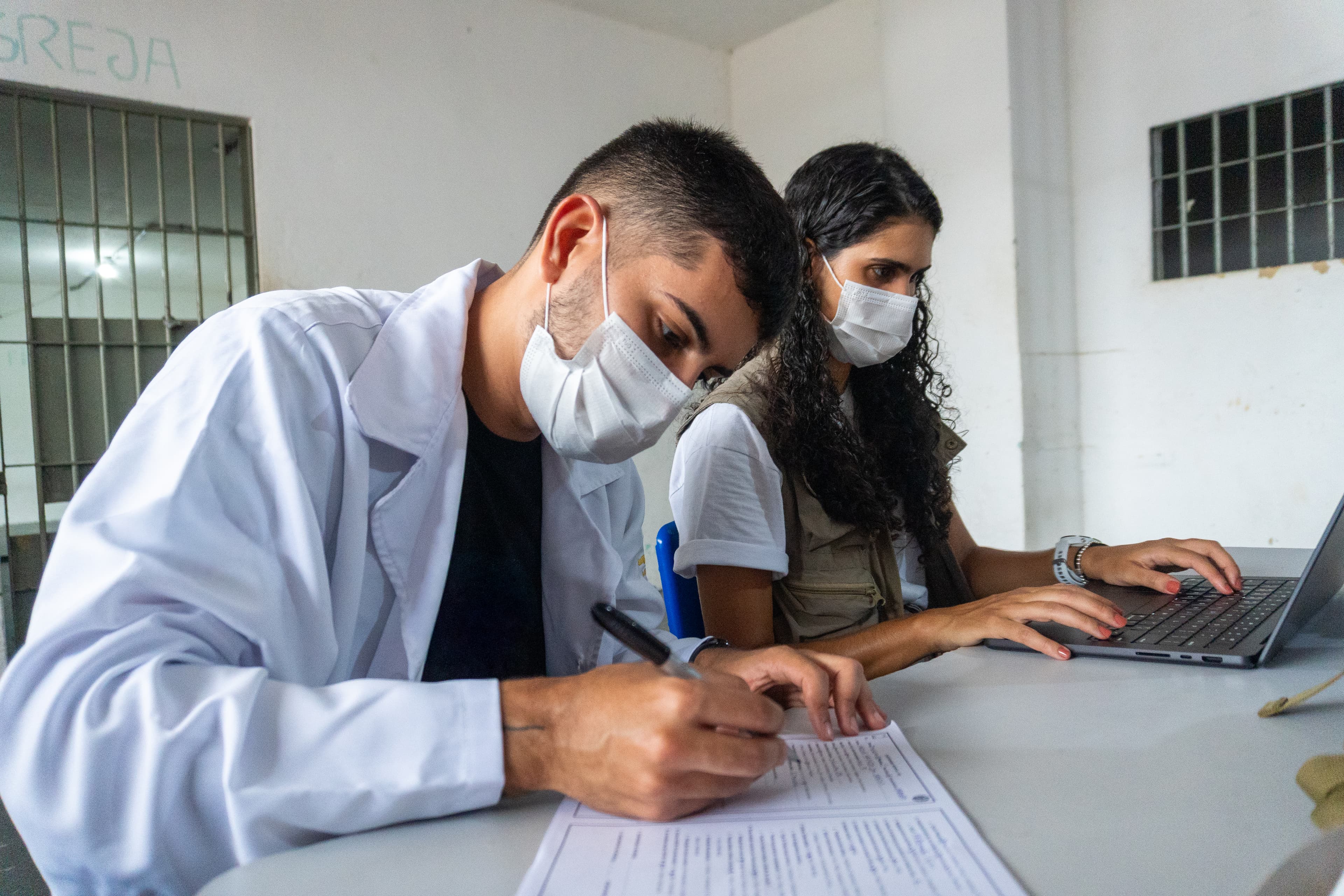 Oficina de iniciação científica com estudantes da rede pública.